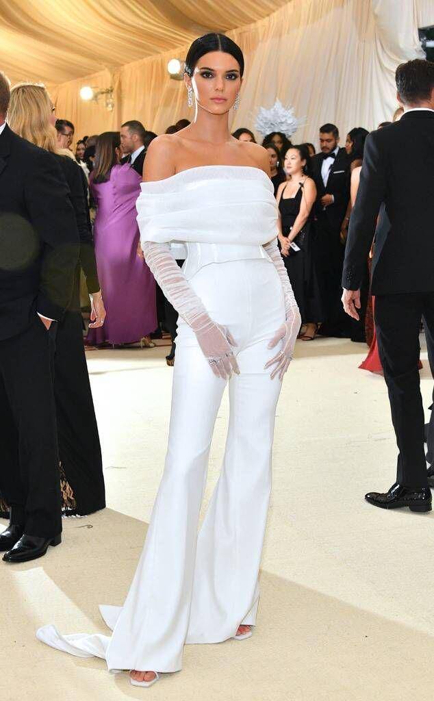 penampilan Kendall Jenner dengan outfit putih (eonline.com)