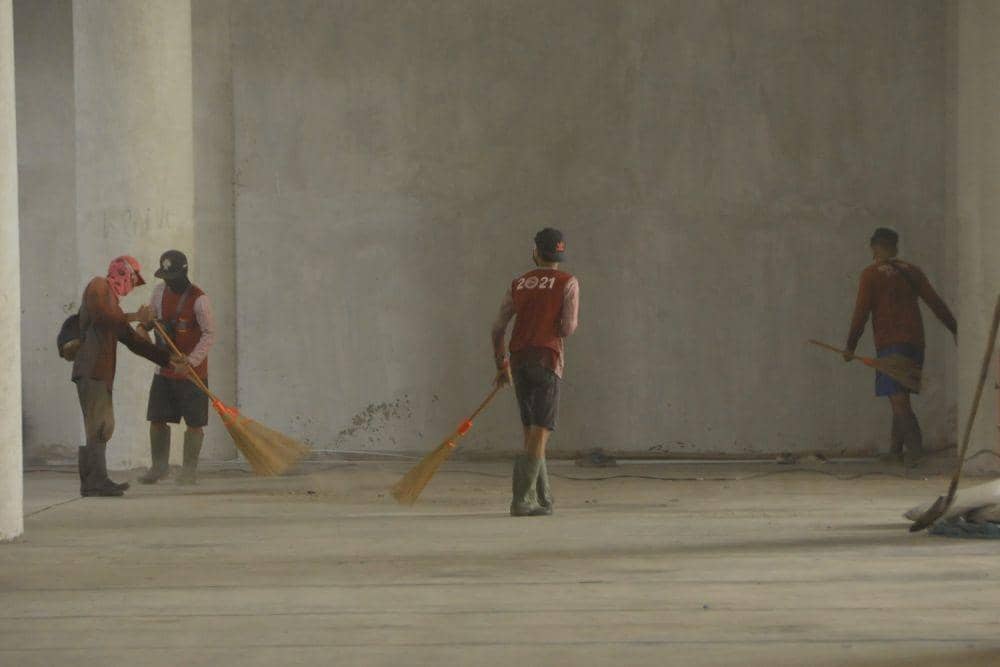 Petugas PU Bina Marga Surabaya membersihkan area Gedung Lapangan Tembak. Dok. Pemkot Surabaya.
