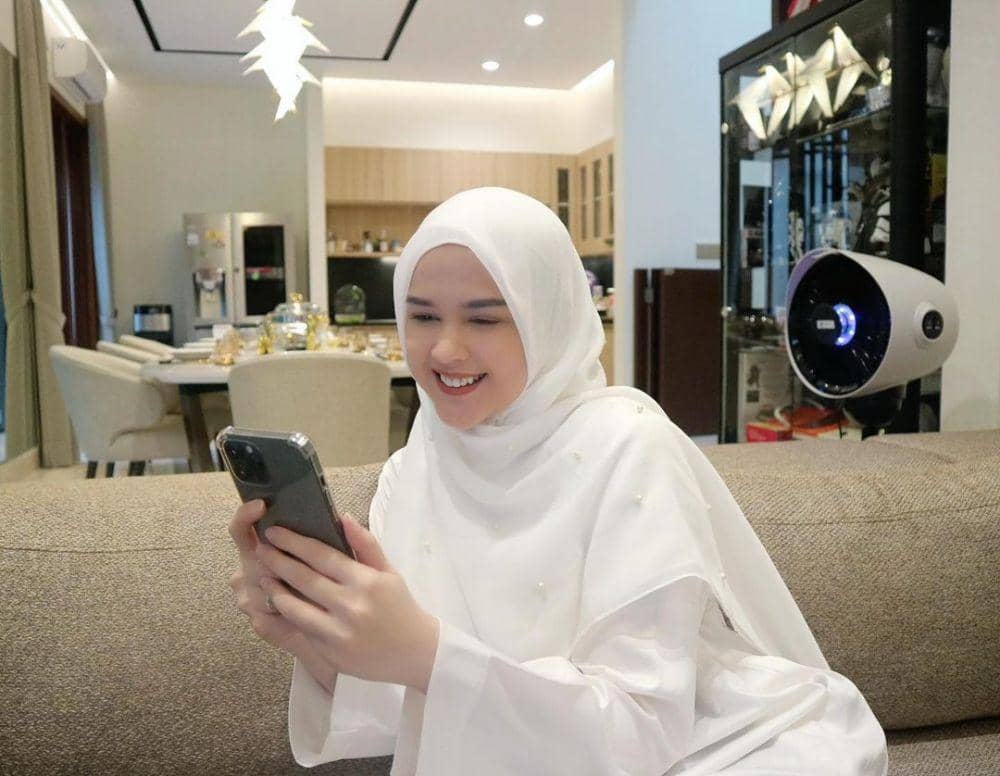 Cut Meyriska (instagram.com/cutratumeyriska)