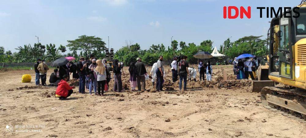 Pemakaman jenazah pasien COVID-19 di TPU Rorotan, Jakarta Utara (4/7/2021). (IDN Times/Uni Lubis)