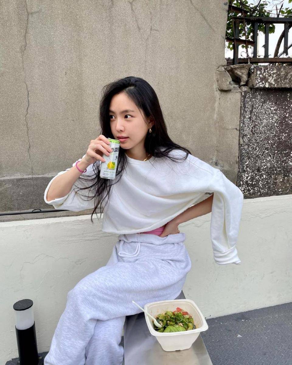 Naeun Apink (instagram.com/marcellasne_)