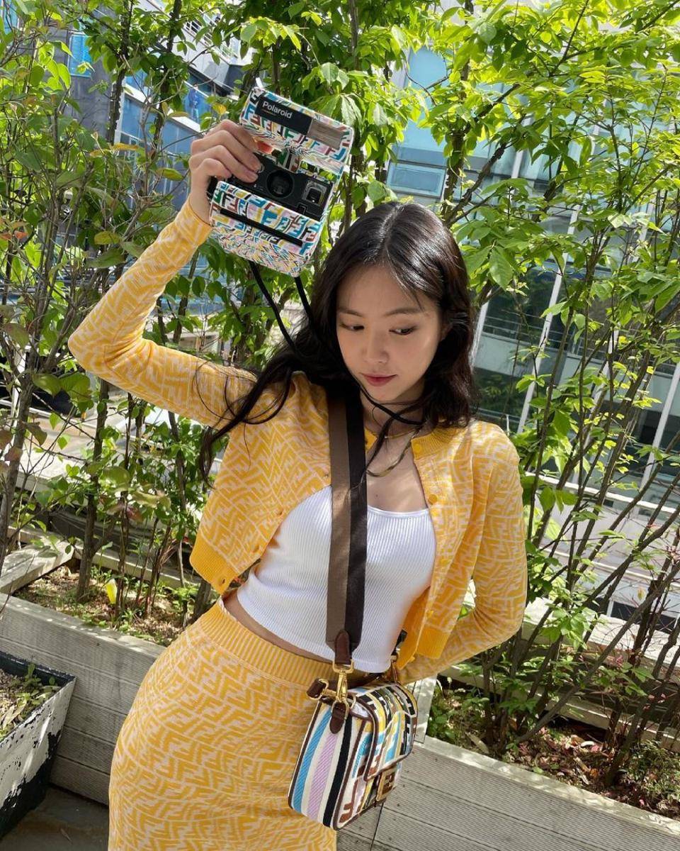 Naeun Apink (instagram.com/marcellasne_)