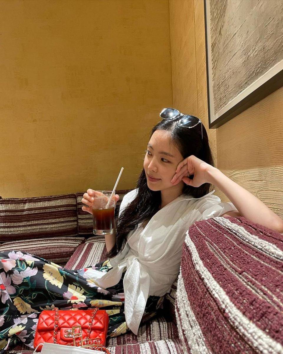 Naeun Apink (instagram.com/marcellasne_)