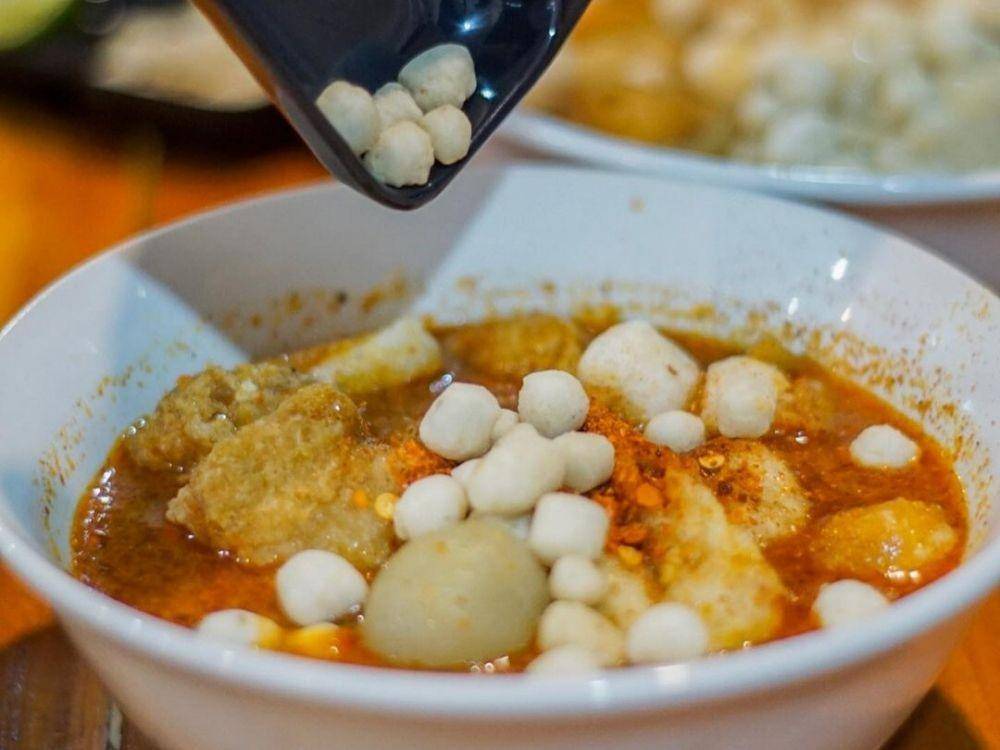 Menuang kacang sukro ke dalam baso aci (instagram.com/norlailads)