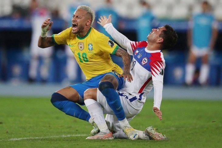 Pesepak bola Brazil Neymar dilanggar pesepak bola Chili i Jean Meneses dalam laga babak perempat final Copa America 2021, di Stadion Nilton Santos, Rio de Janeiro, Brazil, Jumat (2/7/2021), Tim Samba berhasil melaju ke semi final setelah mengalahkan Chili 1-0. ANTARA FOTO/Reuters--Sergio Moraes.