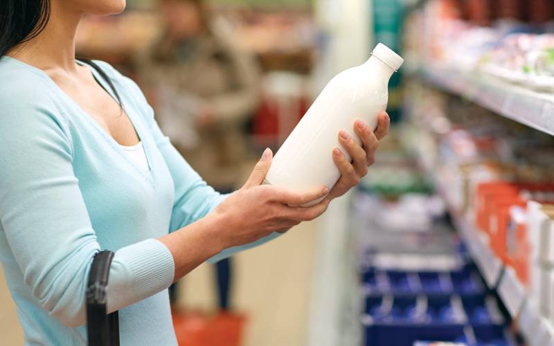ilustrasi memilih susu di supermarket (farmcrediteast.com)