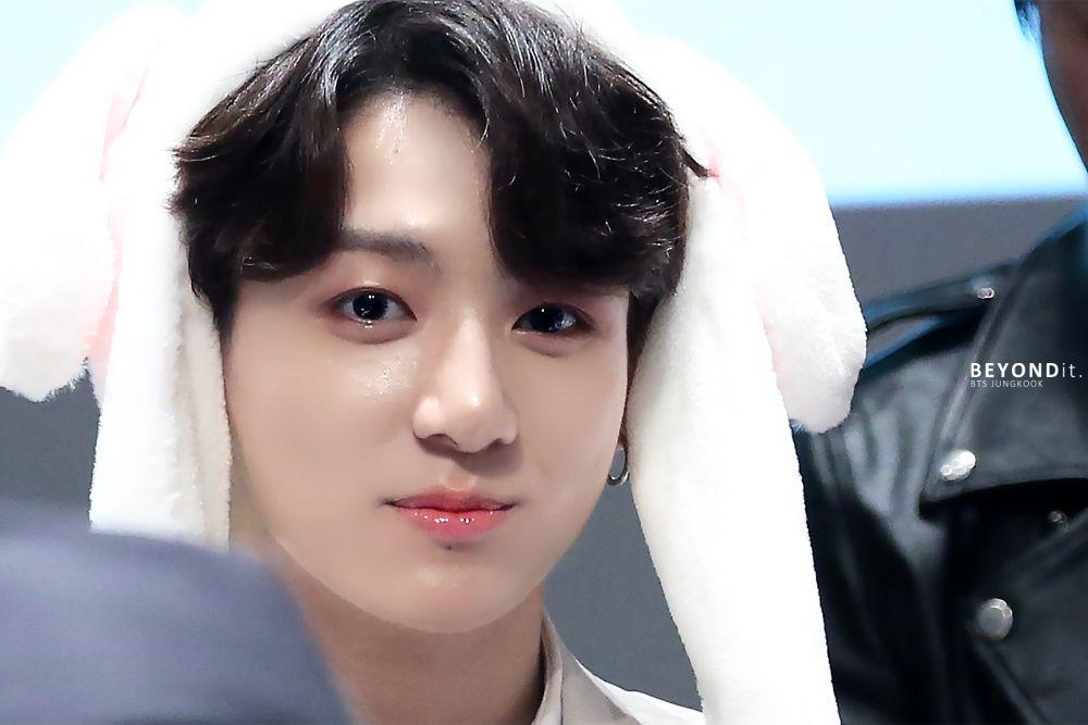 Uwu Maksimal, 10 Potret Jungkook BTS Kenakan Plushie Hat