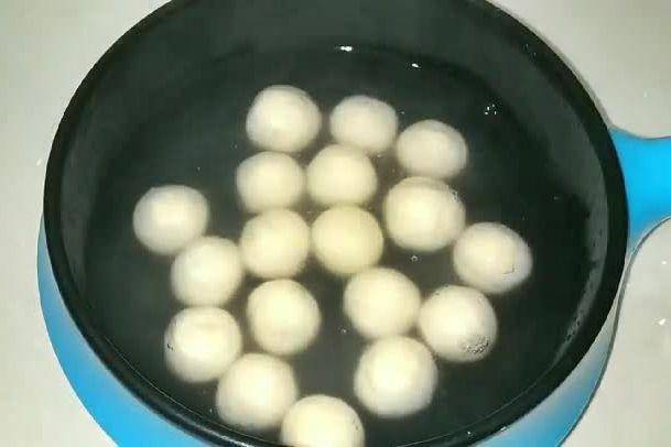 Merebus baso aci (instagram.com/masak_alaanakkos)