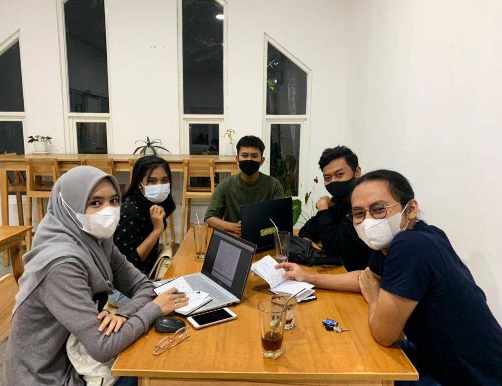 Kelompok mahasiswa pembuat inovasi Smart Pond untuk optimalisasi budidaya lobster. Dok/Humas UMM