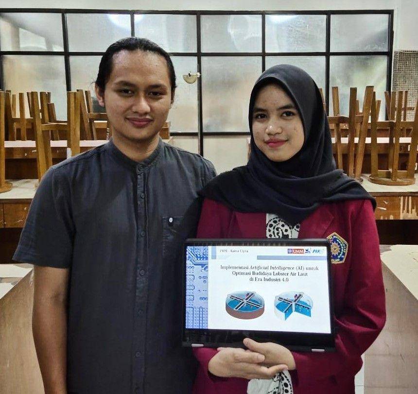 Dua mahasiswa UMM menunjukkan desain alat untuk optimalisasi budidaya lobster. Dok/Humas UMM