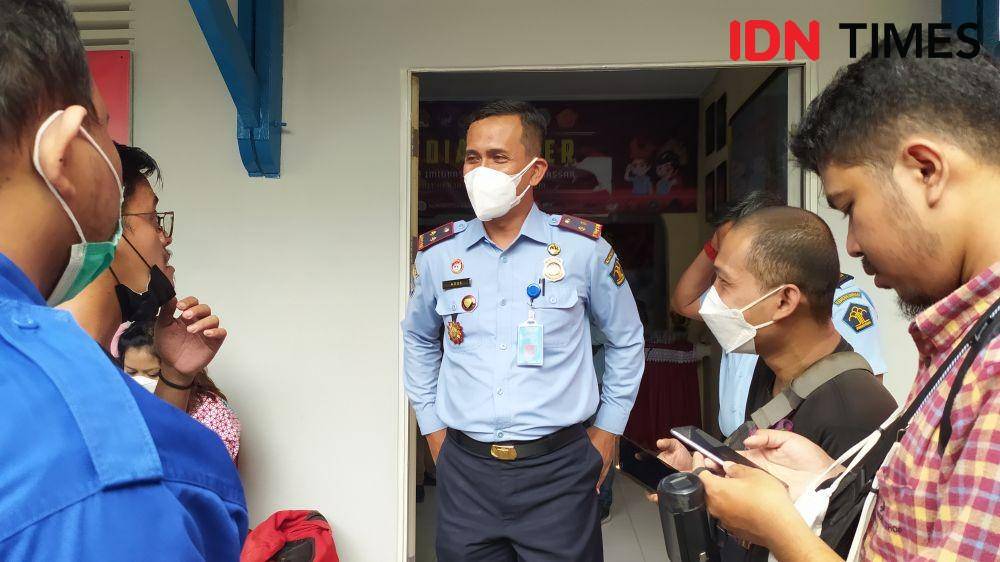 Kepala Kantor Imigrasi Kelas I TPI Makassar, Agus Winarto, menjelaskan kronologi masuknya 20 TKA asal Cina ke Makassar di Kantornya, Jalan Perintis Kemerdekaan Km 13, Senin (5/7/2021). IDN Times/Asrhawi Muin