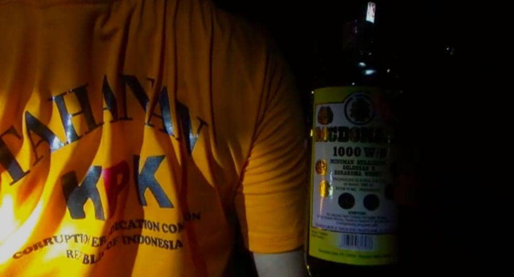 Tangkapan layar patroli wilayah Tim Thunder Polda Sulsel mendapati pria menggunakan kaus serupa rompi tahanan KPK/Istimewa
