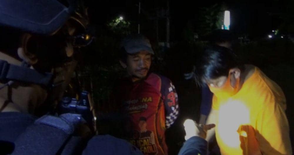 Tangkapan layar patroli wilayah Tim Thunder Polda Sulsel mendapati pria menggunakan kaus serupa rompi tahanan KPK/Istimewa