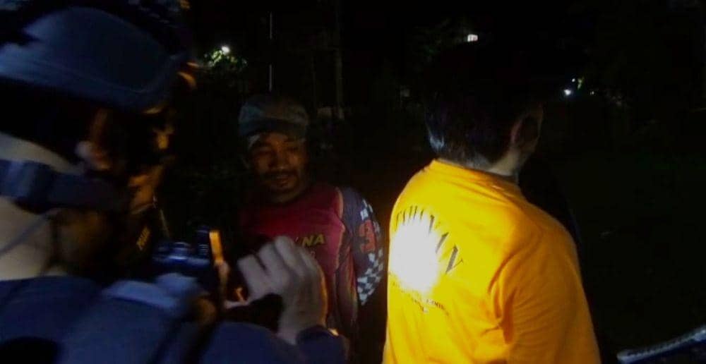 Tangkapan layar patroli wilayah Tim Thunder Polda Sulsel mendapati pria menggunakan kaus serupa rompi tahanan KPK/Istimewa