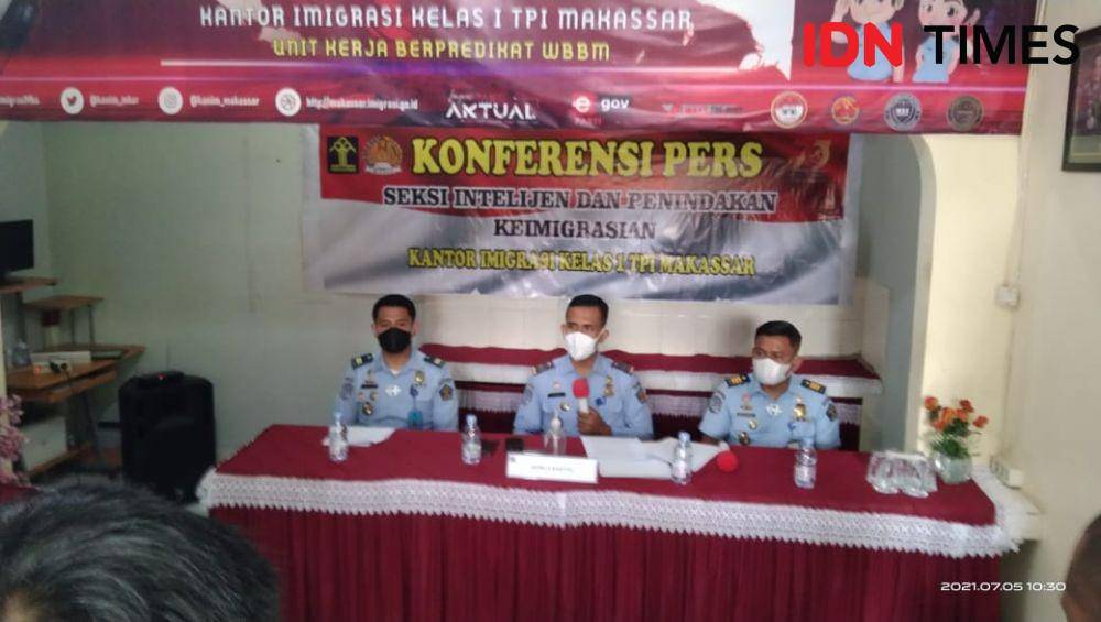 Kepala Kantor Imigrasi Kelas I TPI Makassar, Agus Winarto, menjelaskan kronologi masuknya 20 TKA asal Cina ke Makassar di Kantornya, Jalan Perintis Kemerdekaan Km 13, Senin (5/7/2021). IDN Times/Asrhawi Muin