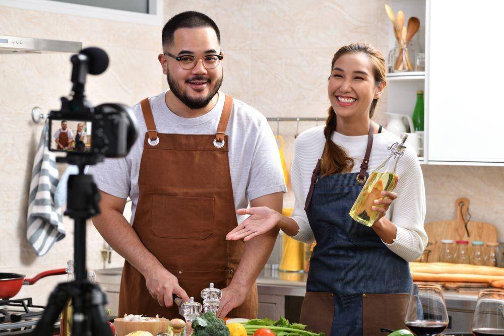 Pasangan suami dan istri sedang membuat konten (Shutterstock.com/Amenic181)