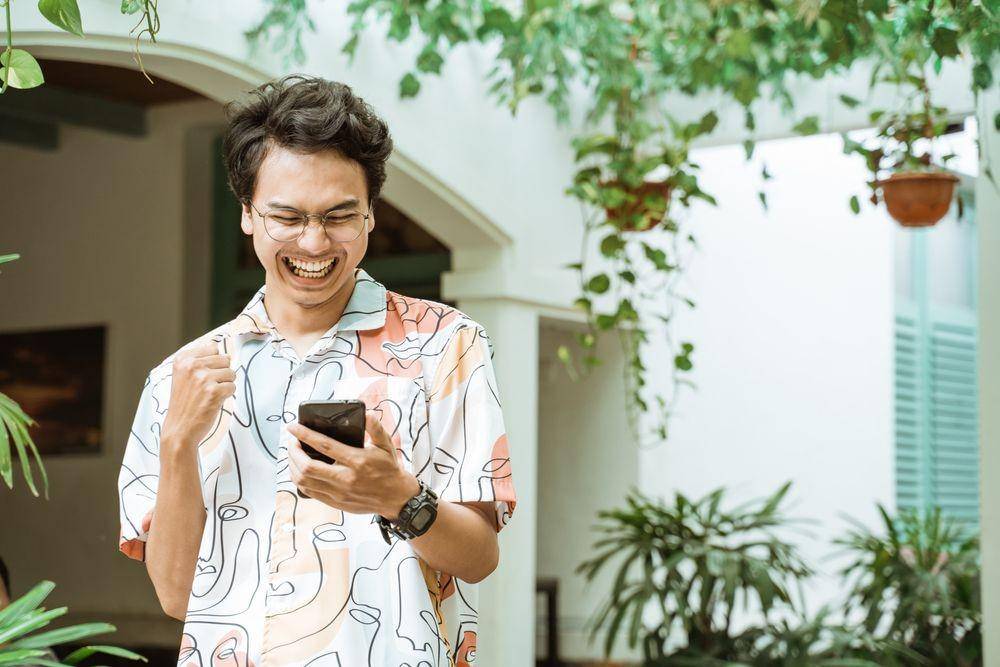Seorang pria sedang menonton konten (Shutterstock.com/Odua Images)