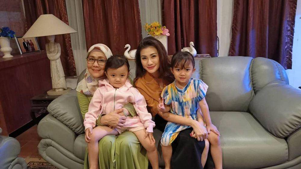 Potret twin Maira dan Naura bersama artis Love Story The Series (instagram.com/twins_maira_naura)
