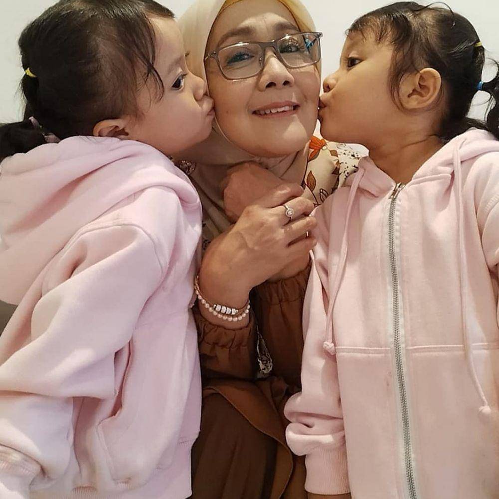 Potret twin Maira dan Naura bersama artis Love Story The Series (instagram.com/twins_maira_naura)