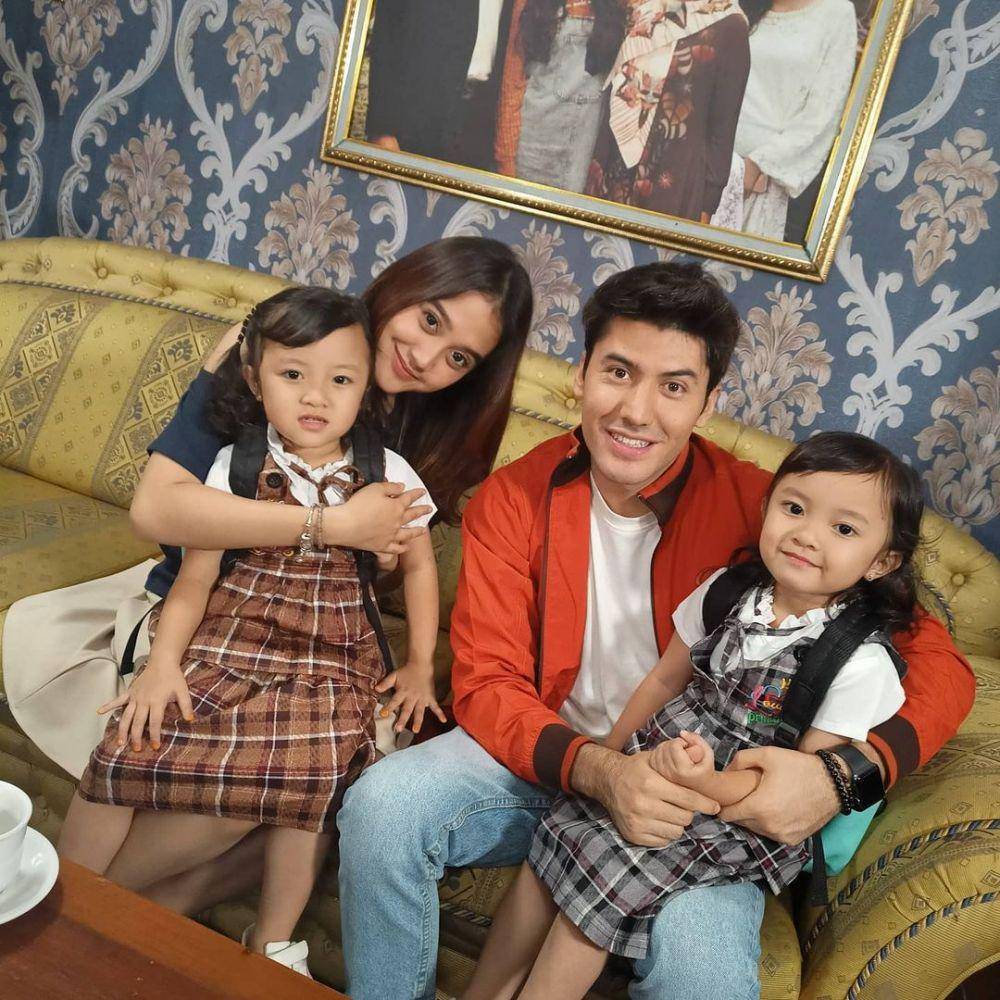 Potret twin Maira dan Naura bersama artis Love Story The Series (instagram.com/twins_maira_naura)