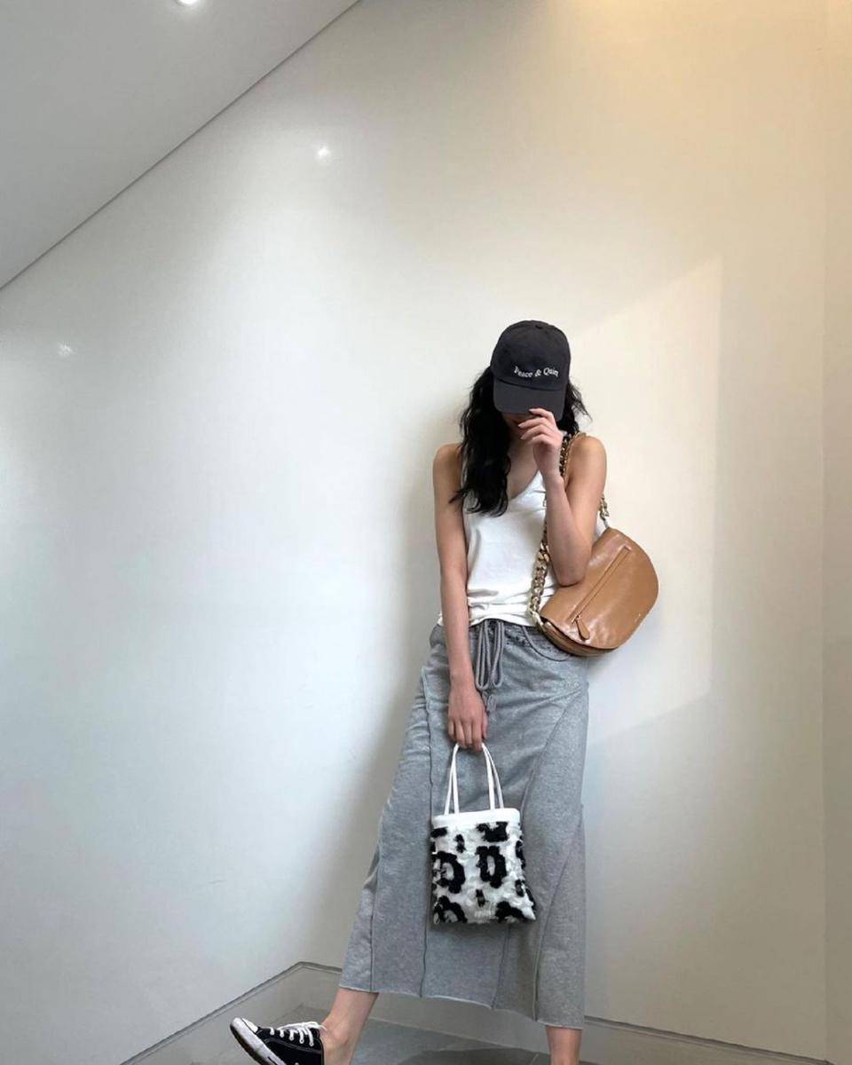 outfit hangout ala Yuna ITZY (instagram.com/itzy.all.in.us)