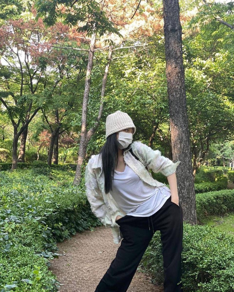 outfit hangout ala Yuna ITZY (instagram.com/itzy.all.in.us)