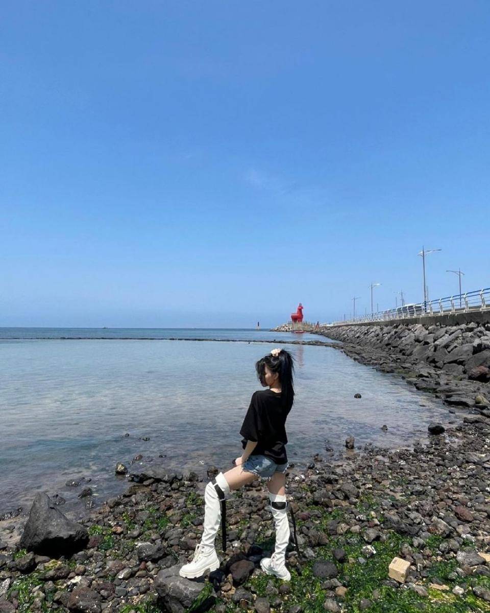 outfit hangout ala Yuna ITZY (instagram.com/itzy.all.in.us)