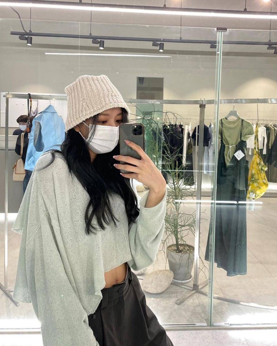 outfit hangout ala Yuna ITZY (instagram.com/itzy.all.in.us)