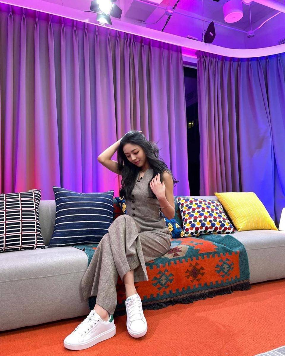 outfit hangout ala Yuna ITZY (instagram.com/itzy.all.in.us)