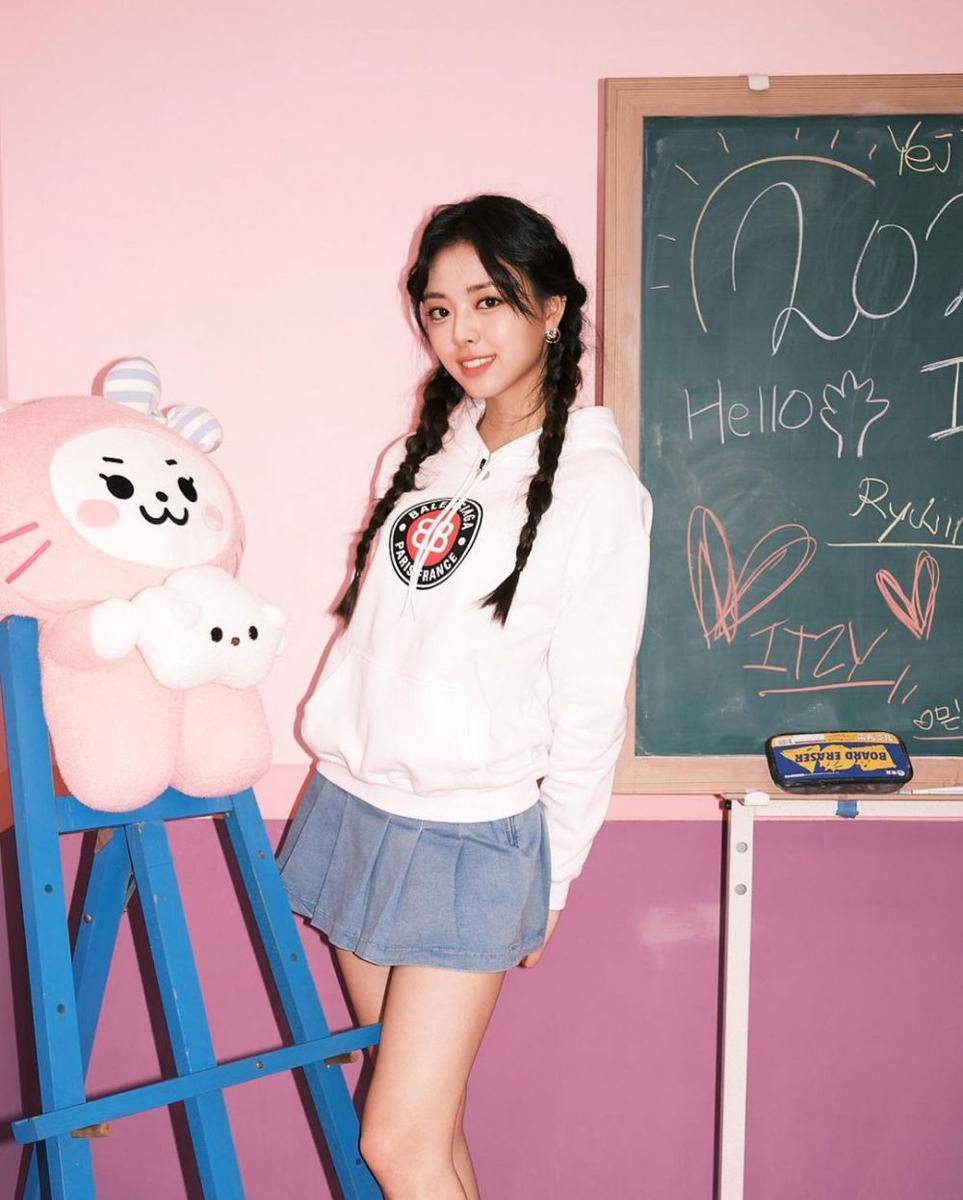 outfit hangout ala Yuna ITZY (instagram.com/itzy.all.in.us)