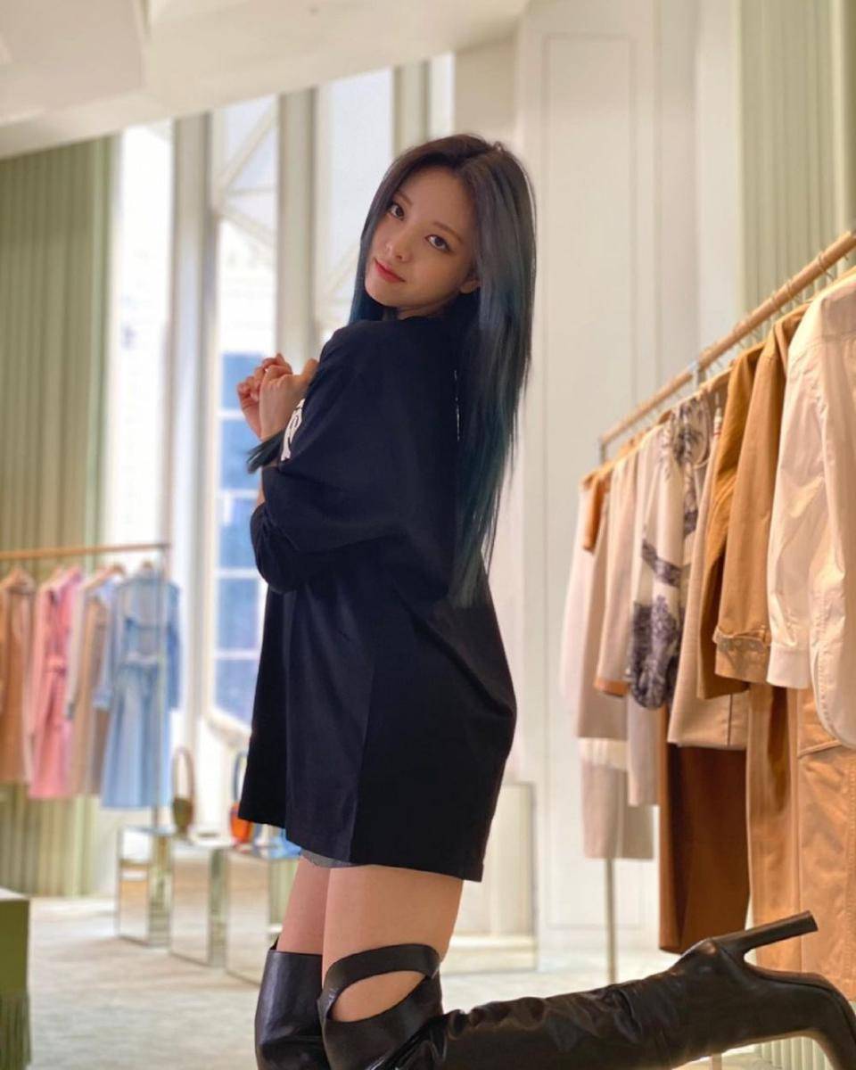 outfit hangout ala Yuna ITZY (instagram.com/itzy.all.in.us)
