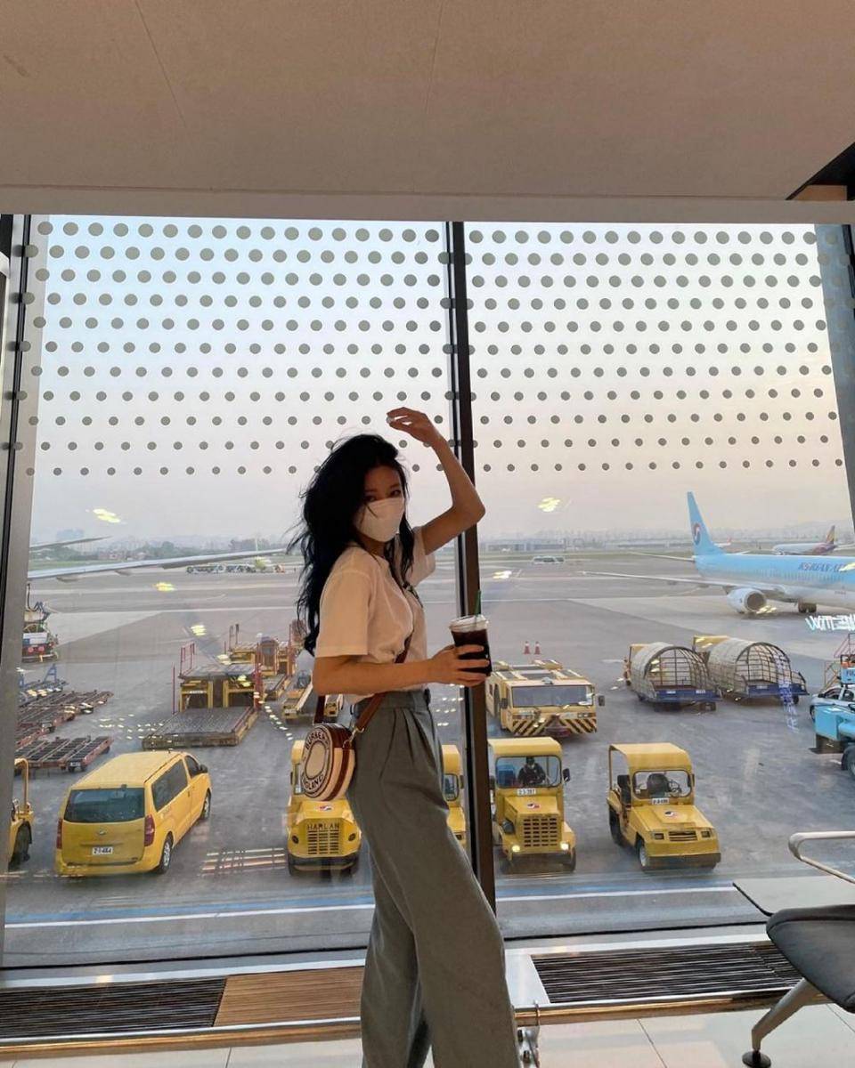 outfit hangout ala Yuna ITZY (instagram.com/itzy.all.in.us)