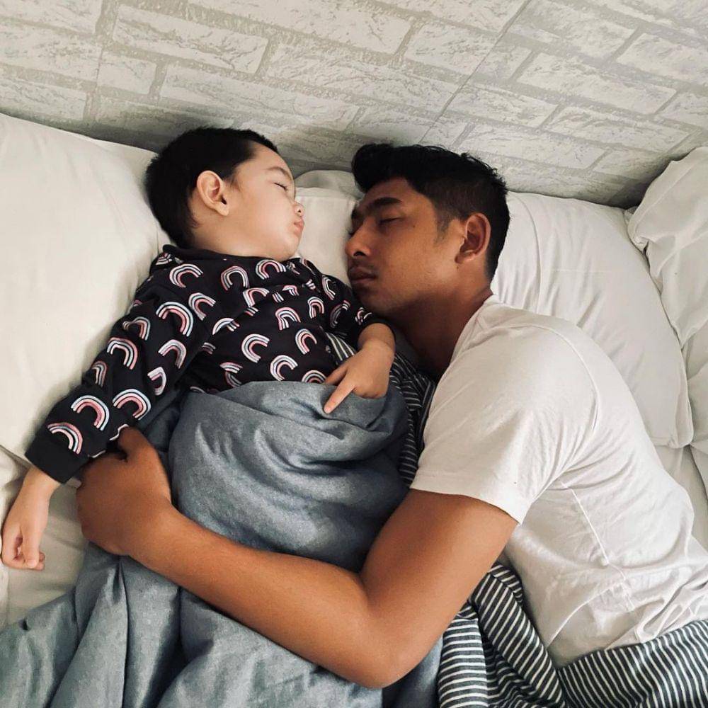 Arya Saloka dan anaknya (instagram.com/putriannesaloka)