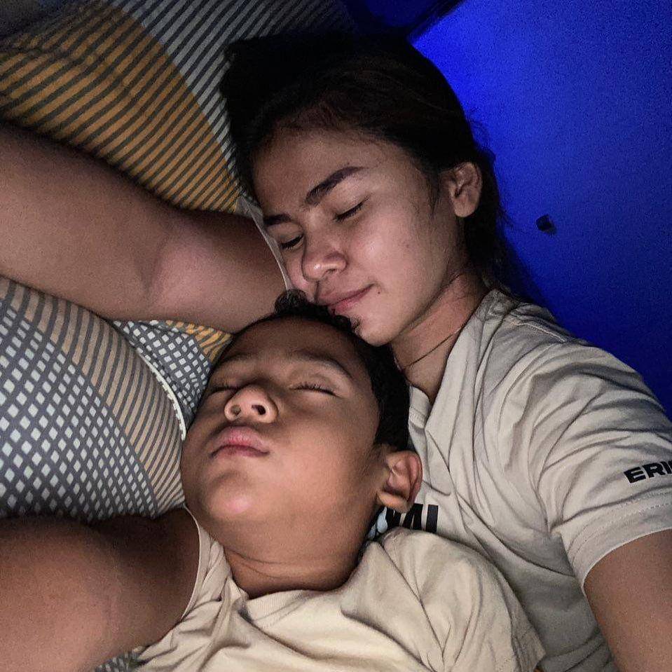 Kartika Wijaksana dan anaknya (instagram.com/uusbiasaaja)