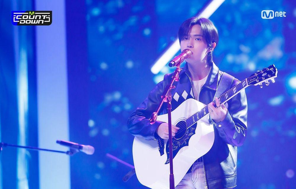 Gelar Konser Offline, 10 Potret Memukau Kim Jaehwan Saat On Stage