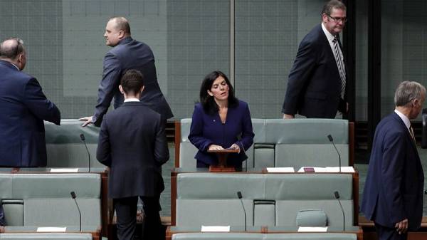 Mantan anggota parlemen Australia, Julia Banks (tengah). (Twitter.com/Strongisgentle)