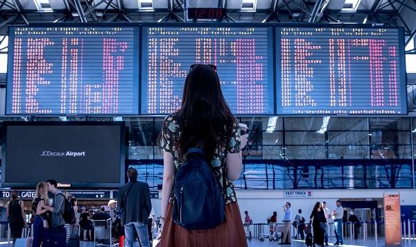 Ilustrasi turis di bandara. (Pixabay.com/JESHOOTS-com)