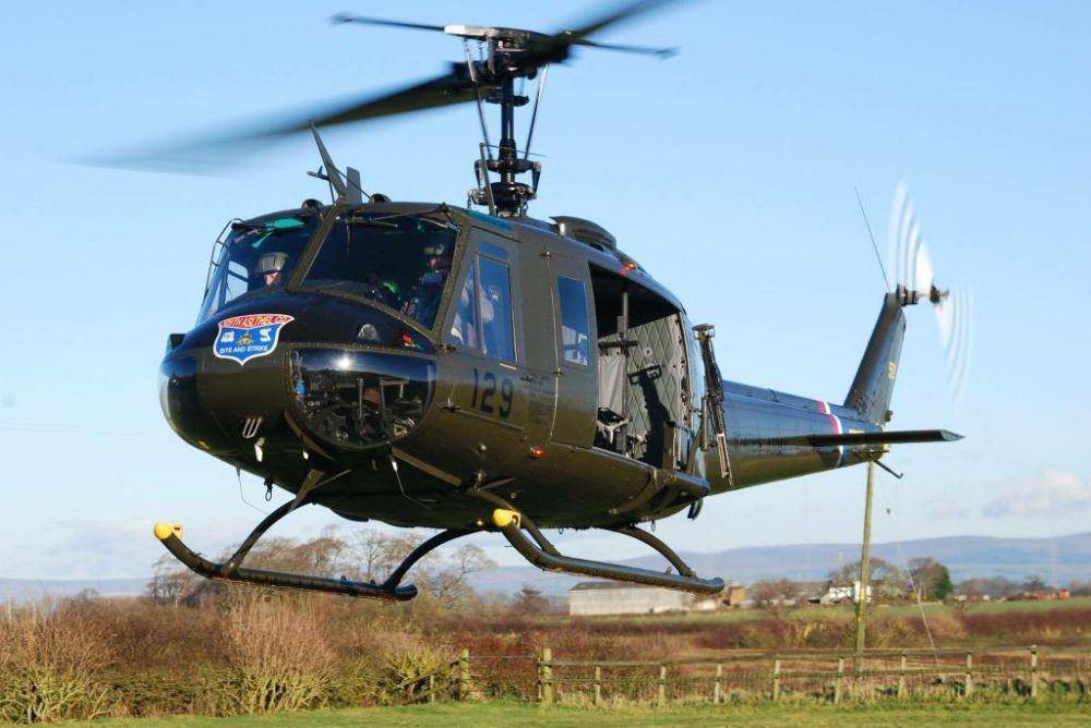 Helikopter Huey UH-1H. twitter.com/mcrairshow