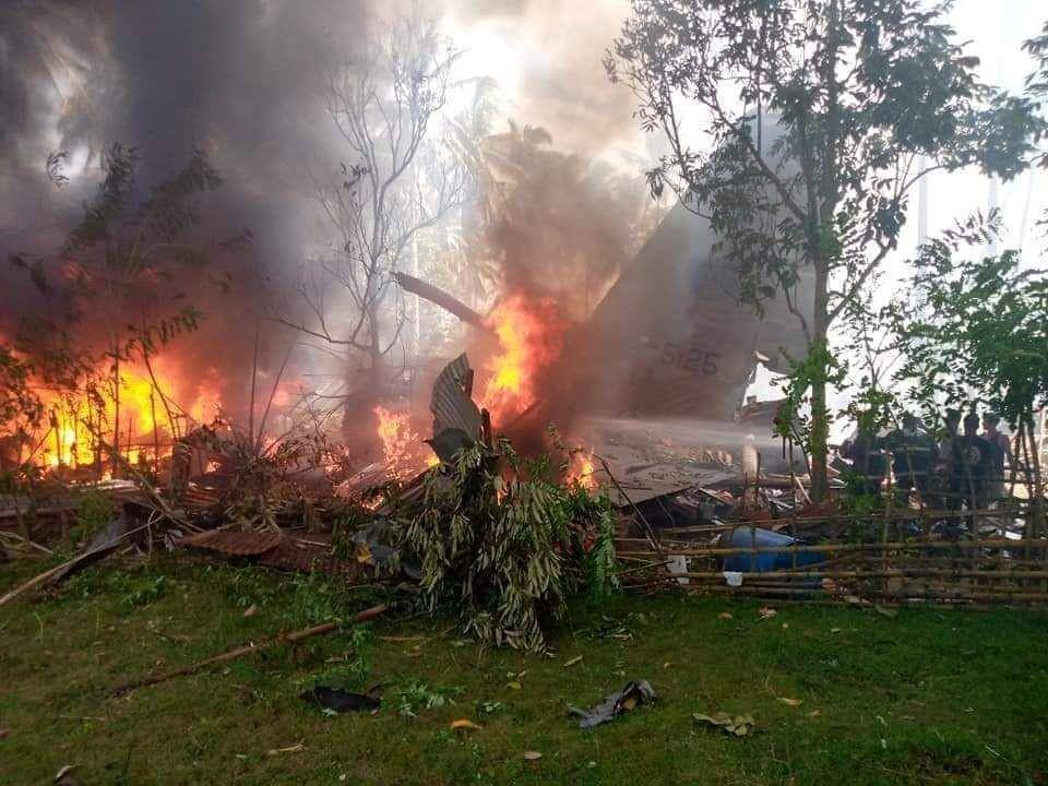 Pesawat C-130 milik AU Filipina yang jatuh pada tanggal 4 Juli 2021. twitter.com/vajirasumeda