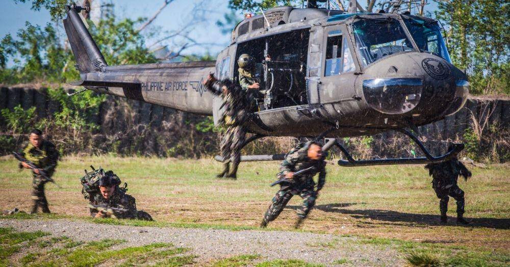 Helikopter Huey UH-1H milik AU Filipina. twitter.com/defense_news