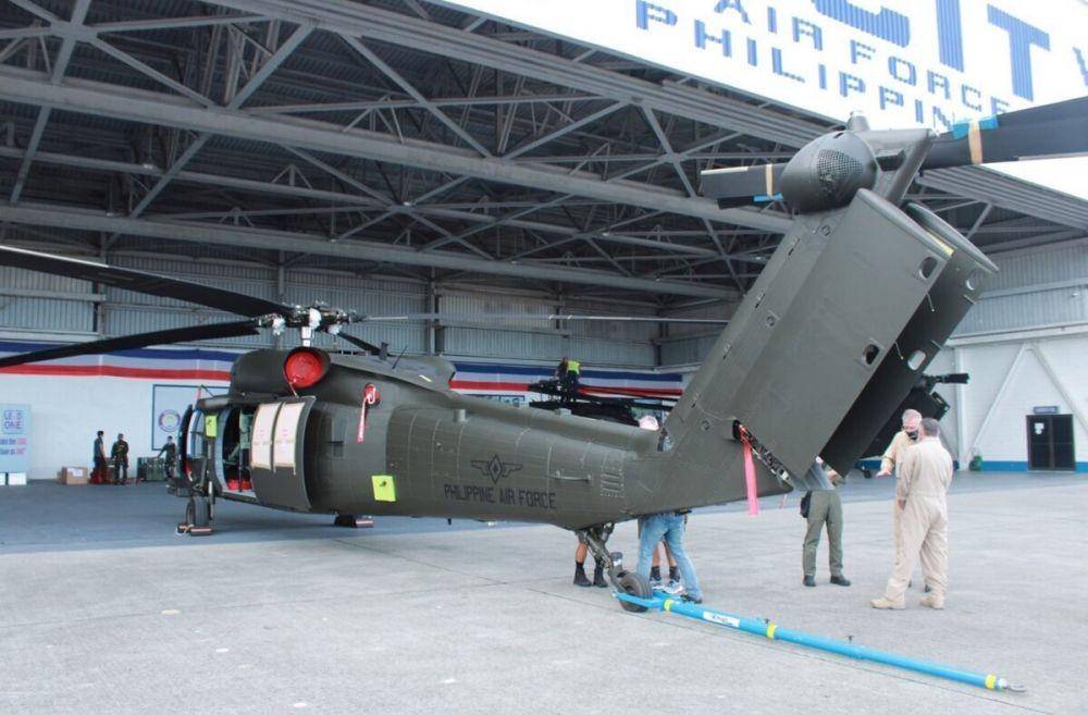Helikopter pengangkut prajurit S-70i Black Hawk AU Filipina buatan Amerika Serikat. twitter.com/FHAeromedia