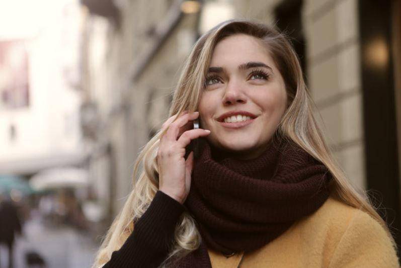 gadis berbicara (pexels.com/Andrea Piacquadio)