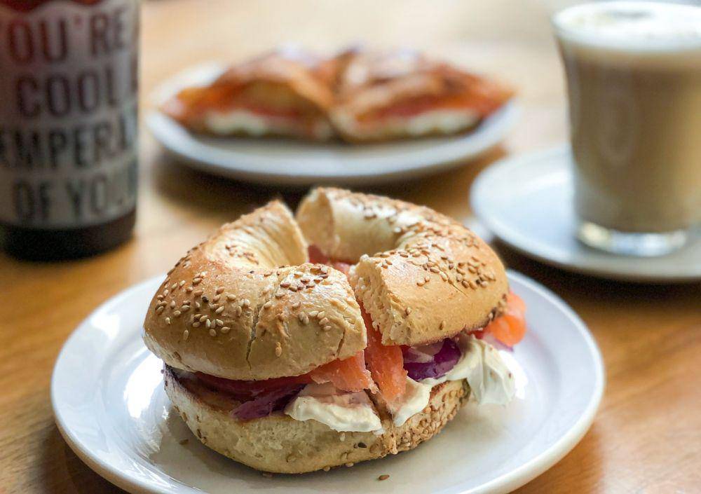 Ilustrasi bagel salmon (unsplash.com/HyoSun Rosy Ko)