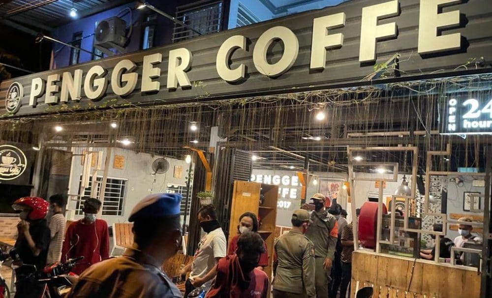 Petugas patroli gabungan di Cafe Pengger Coffe. IDN Times/Istimewa