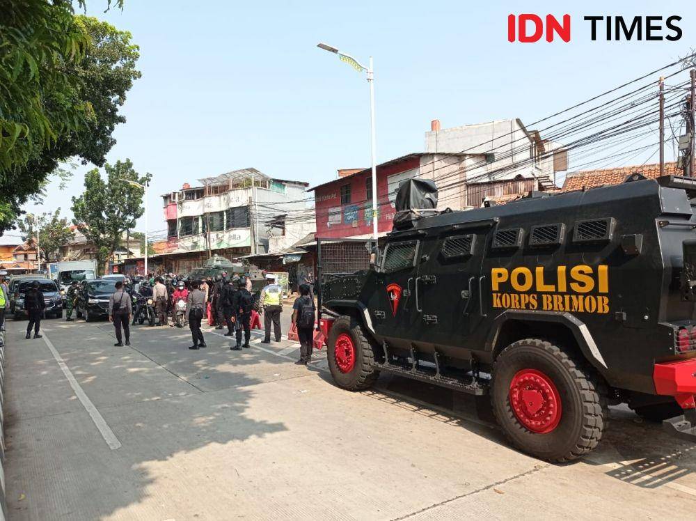 Penyekatan Kendaraan di sekitar Flyover Tapal Kuda, Lenteng Agung, Jakarta Selatan pada hari keempat PPKM Darurat, Selasa (6/7/2021) (IDN Times/Sachril)