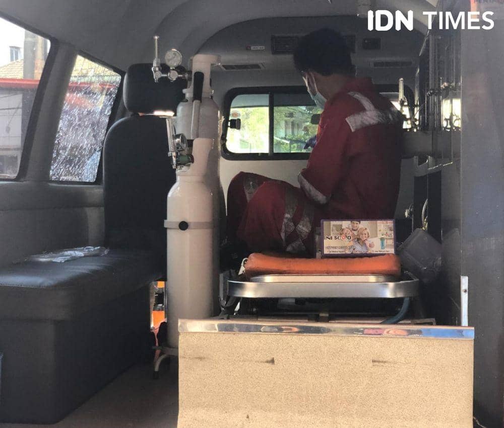 Pengisian tabung oksigen di Palembang (IDN Times/Rangga Erfizal)