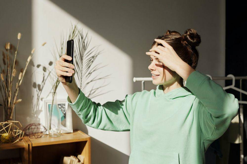 Ilustrasi video call. (pexels.com/Julia M Cameron)