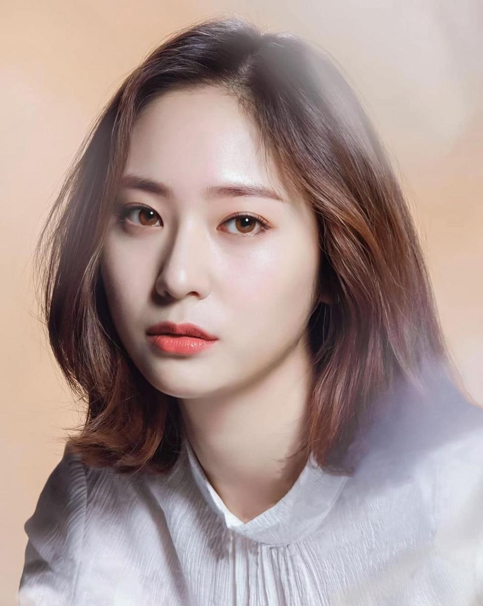 10 Potret Close Up Krystal Jung yang Bikin Terpana, Sweet Banget!