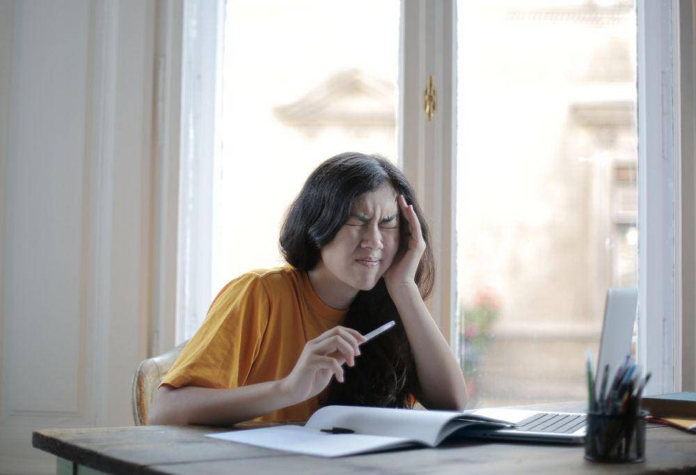 ilustrasi sakit kepala rebound atau rebound headache (pexels.com/Andrea Piacquadio)