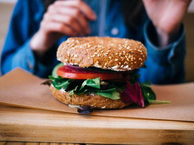 Ilustrasi bagel burger (unsplash.com/Jiroe)